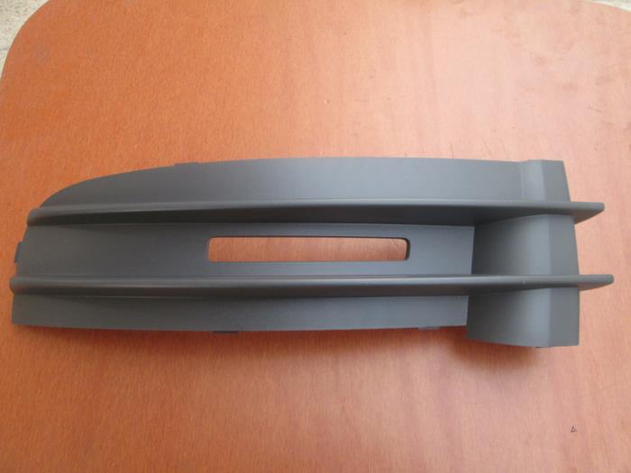 заглушка бампера Б/О L VAG 2K08536837G9