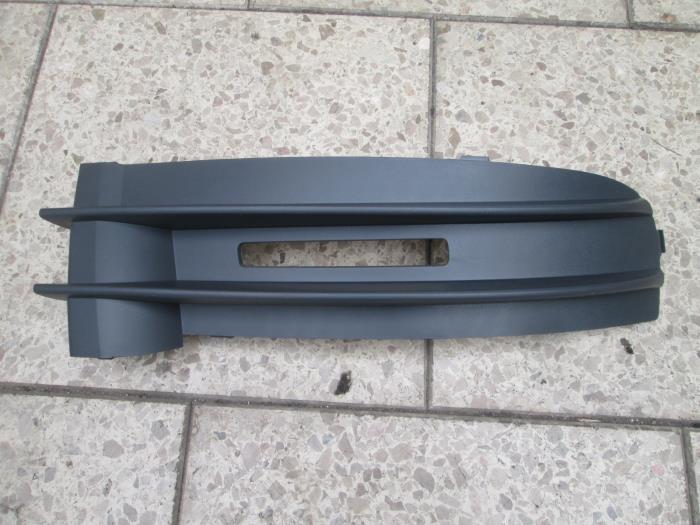 заглушка бампера Б/отв R VAG 2K08536847G9